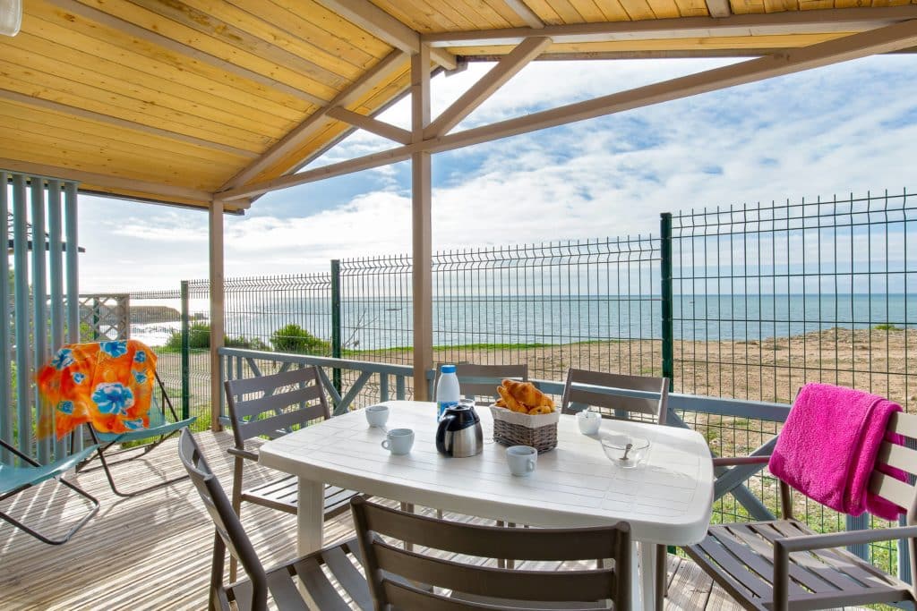 Terrasse du Chalet 3 chambres pour personnes face à la mer